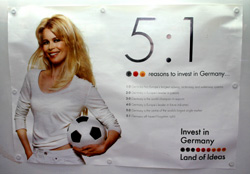 Deutschlandwerbung vor der deutschen Botschaft in Hanoi